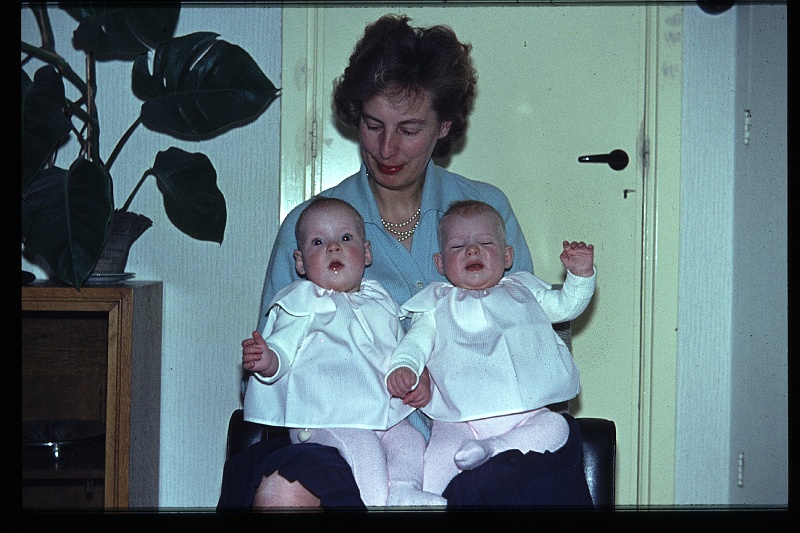 13.Delft feb 1964 Mama,Brigitte,Marion.JPG